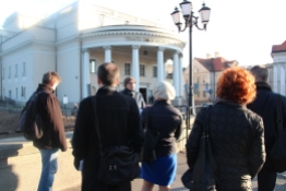 Goście konferencji bombardowani faktami przez mgra Makarego Górzyńskiego przed teatrem