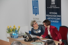 Dr Małgorzata Korpała prezentuje referat w sesji IV, kierowanej przez dr Iwonę Barańską.